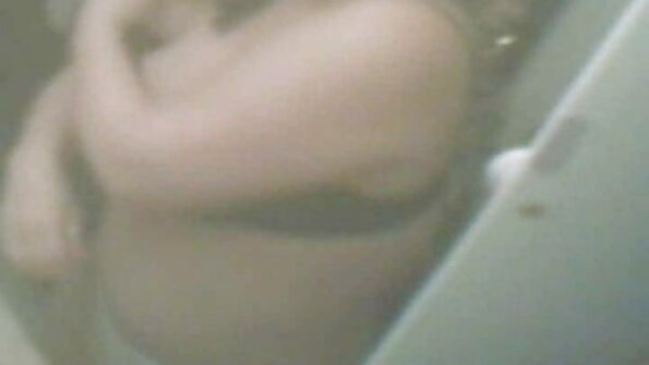 Voglio vecchie porche troie Katie sta facendo uno spogliarello sexy in webcam dal vivo in webcam. Guarda come si toglie il top per rivelare il suo seno enorme e poi allarga le gambe per la telecamera. Questa ragazza è stupenda in video...