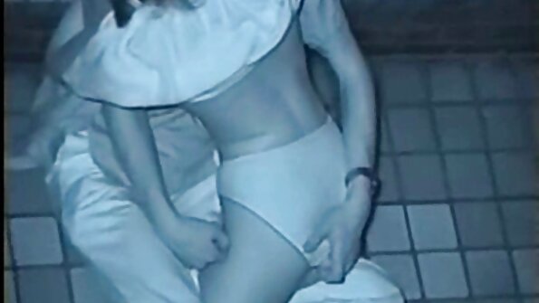 Lili Jensen è nuda a letto e si copre le tette con una mano sola mentre posa per le foto. Questa ragazza nonne molto troie ha un corpo formoso e un'abbronzatura perfetta.